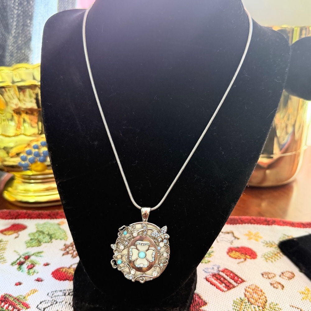 Elegant Silver Pendant Necklace